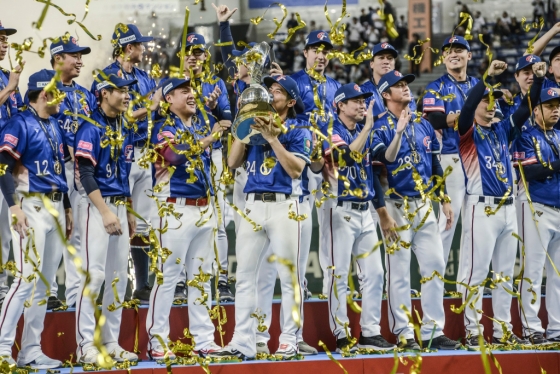 프리미어12 우승 트로피에 입맞춤 하고 있는 천제셴(가운데). /사진=WBSC