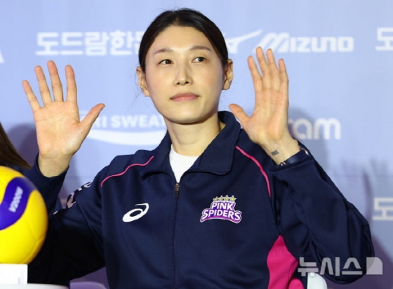 흥국생명 김연경이 21일 V리그 포스트시즌 미디어데이에서 손을 들어 인사를 하고 있다. /사진=뉴시스