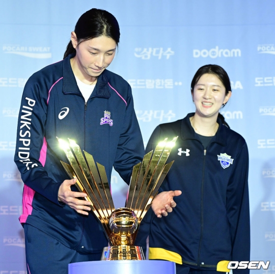 김연경(왼쪽)이 우승 트로피를 들어보고 있다. /사진=뉴시스