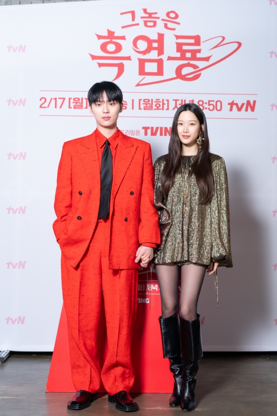 배우 최현욱, 문가영이 12일 온라인으로 진행된 tvN 새 월화드라마 &#039;그놈은 흑염룡&#039; 제작발표회에 앞서 포즈를 취하고 있다. /사진제공=CJENM 2025.02.12 /사진=이동훈 photoguy@