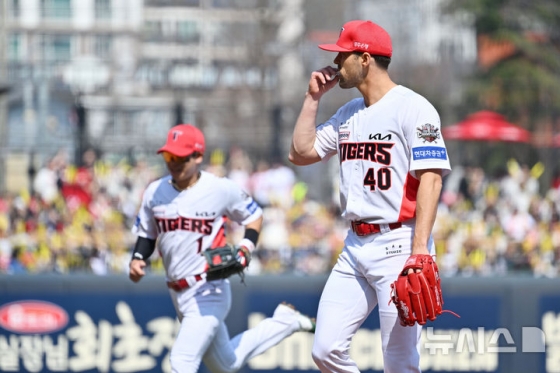 22일 오후 광주 북구 광주-기아챔피언스필드에서 열린 2025 신한 쏠뱅크 KBO 리그 개막전 NC다이노스 대 KIA타이거즈의 경기, 1회 초 KIA 선발 네일이 삼자범퇴로 이닝을 마무리한 뒤 더그아웃으로 들어오고 있다. /사진=뉴시스