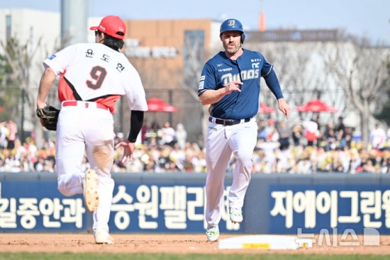 22일 오후 광주 북구 광주-기아챔피언스필드에서 열린 2025 신한 쏠뱅크 KBO 리그 개막전 NC다이노스 대 KIA타이거즈의 경기, 6회 초 1사 만루 상황 NC 데이비슨(오른쪽)이 박건우의 2루타에 3루로 진루하고 있다. /사진=뉴시스