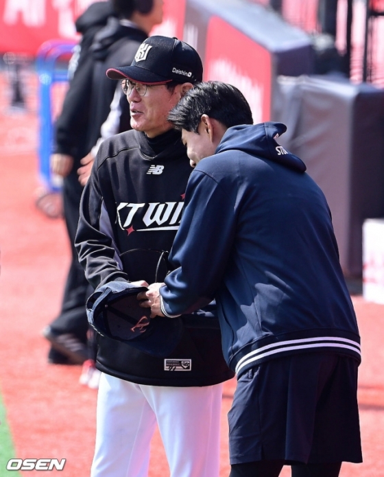 한화 심우준(오른쪽)이 22일 수원KT위즈파크에서 열린 2025 KBO 개막전에 앞서 KT 이강철 감독에게 인사하고 있다.