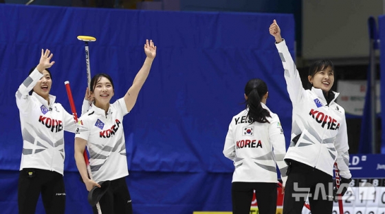 여자 컬링 국가대표 경기도청이 기뻐하는 모습. /사진=뉴시스