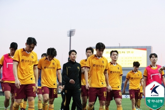 고개 숙인 광주FC 선수단. /사진=한국프로축구연맹 제공