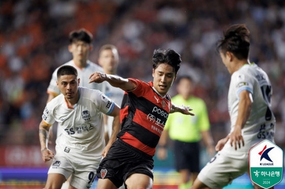 포항스틸러스 어정원(가운데). /사진=한국프로축구연맹 제공