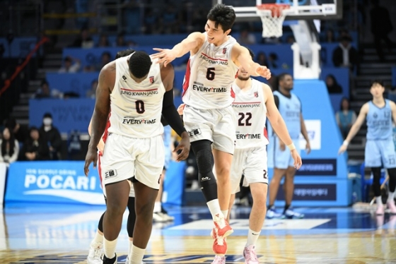 기뻐하는 안양 정관장 선수들. /사진=KBL 제공