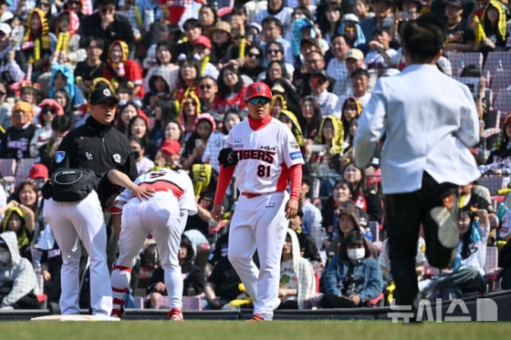 22일 오후 광주 북구 광주-기아챔피언스필드에서 열린 2025 신한 쏠뱅크 KBO 리그 개막전 NC다이노스 대 KIA타이거즈의 경기, 3회말 1사 주자 없는 상황에서 안타를 친 KIA 김도영(오른쪽에서 세 번째)이 왼쪽 허벅지 통증을 호소하고 있다. /사진=뉴시스