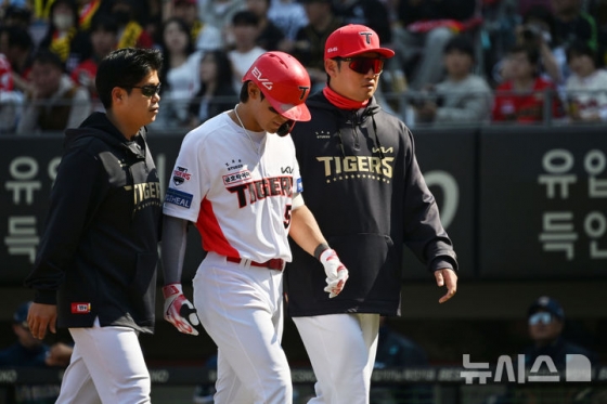 22일 오후 광주 북구 광주-기아챔피언스필드에서 열린 2025 신한 쏠뱅크 KBO 리그 개막전 NC다이노스 대 KIA타이거즈의 경기, 3회말 1사 주자 없는 상황에서 안타를 친 KIA 김도영(가운데)이 왼쪽 허벅지 통증을 호소하며 더그아웃으로 돌아오고 있다. /사진=뉴시스