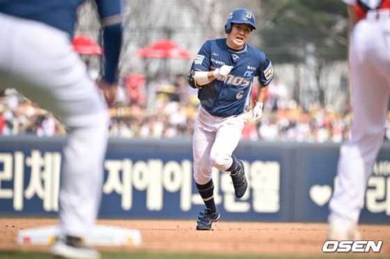 NC 박민우가 4회 2사 1,2루 기회에서 타격 후 3루를 향해 질주하고 있다.