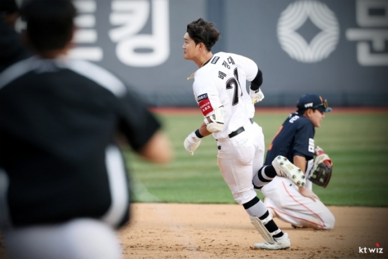 KT 배정대(가운데)가 23일 수원 한화전 연장 11회말 끝내기 2루타를 치고 그라운드를 돌고 있다. /사진=KT 위즈 제공