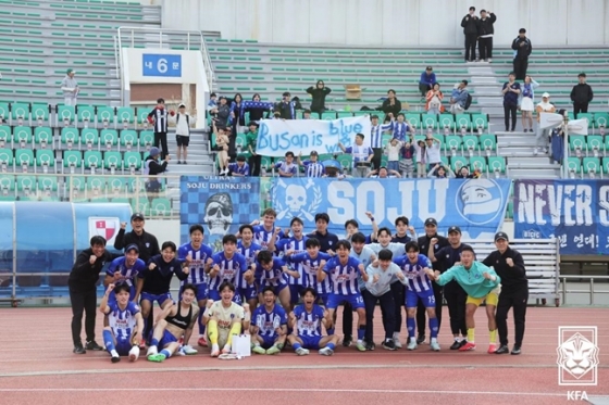 승리 기념 사진을 촬영하는 부산교통공사 선수단/ /사진=대한축구협회 제공