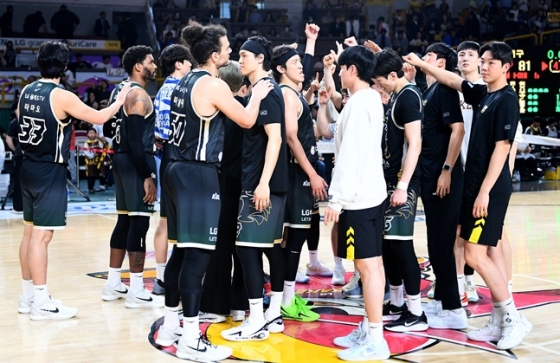 LG 선수단이 23일 한국가스공사전 승리 후 세리머니를 하고 있다. /사진=KBL 제공 