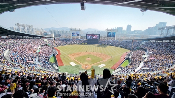 2025 신한 SOL Bank KBO리그 개막전 LG 트윈스 대 롯데 자이언츠 경기가 22일 잠실야구장에서 열렸다. 잠실구장을 가득 메운 만원 관중이 응원전을 벌이며 명승부를 관전하고 있다. /사진=김진경 대기자