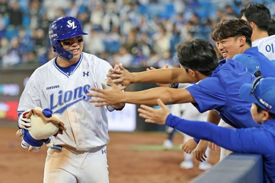 삼성 김영웅(맨 왼쪽)이 25일 대구 NC전에서 6회말 그랜드슬램을 터트리고 동료들의 축하를 받고 있다.  /사진=삼성 라이온즈 제공 