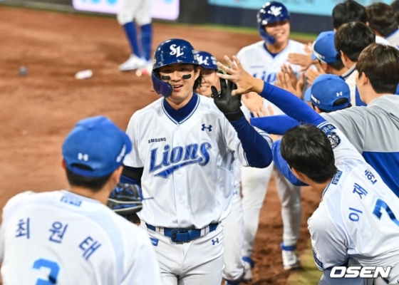 삼성 구자욱(왼쪽 2번째)이 25일 대구 NC전에서 4회말 3점 홈런을 터트리고 축하를 받고 있다.