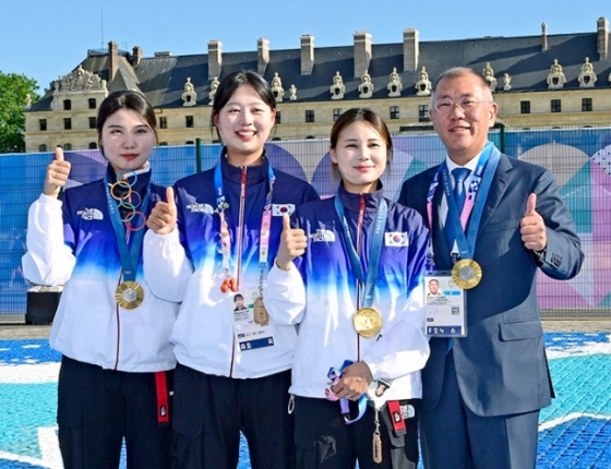 2024 파리 올림픽 여자 단체전 우승 후 남수현(왼쪽부터), 임시현, 전훈영이 정의선 양궁협회 회장과 기념촬영을 하고 있다. /사진=대한양궁협회 제공