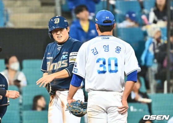 NC 박민우(왼쪽)가 26일 대구 삼성전에서 3루 도루 후 손가락 통증을 호소하고 있다. 