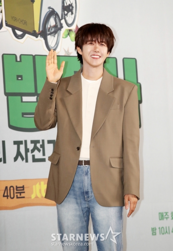 가수 황광희가 7일 오전 서울 마포구 스탠포드호텔에서 열린 JTBC 새 예능 프로그램 &#039;길바닥 밥장사&#039; 제작발표회에서 포즈를 취하고 있다. /사진=김휘선 hwijpg@