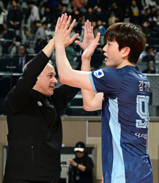 우리카드 김지한(오른쪽)과 마우리시오 파에스 감독. /사진=한국배구연맹 제공