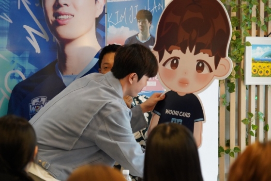 우리카드 김지한(왼쪽)이 지난 5일 서울 장충체육관에서 열린 우리카드 팬미팅에서 자신의 입간판에 사인하고 있다. /사진=우리카드 배구단 제공