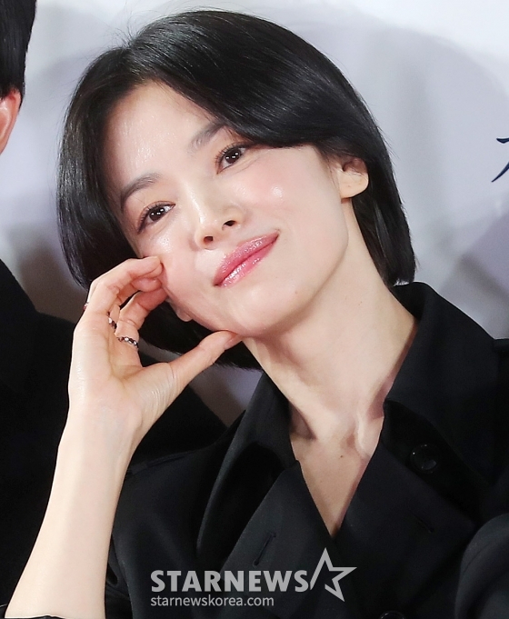 배우 송혜교가 21일 오후 서울 송파구 롯데월드타워 롯데시네마에서 진행된 영화 &#039;검은 수녀들&#039; VIP시사회에 참석해 포즈를 취하고 있다.  &#039;검은 수녀들&#039;은 &#039;검은 사제들&#039;의 두 번째 이야기로 강력한 악령에 사로잡힌 소년을 구하기 위해 금지된 의식에 나서는 사람들의 이야기를 그린 영화다. 오는 24일 개봉. 2025.01.21 /사진=김창현 chmt@