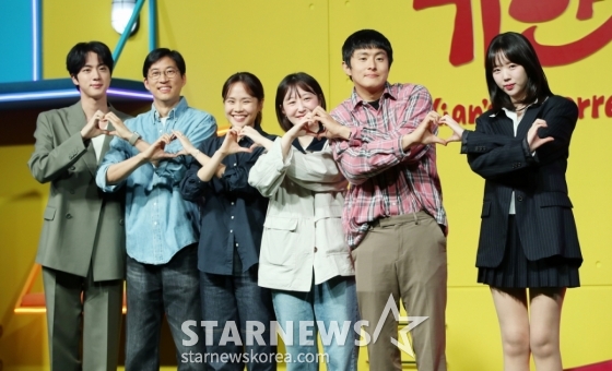 방탄소년단 진, 정효민 PD, 이소민 PD, 황윤서 PD, 방송인 기안84, 배우 지예은이 15일 오전 서울 종로구 JW매리어트 동대문에서 열린 넷플릭스 시리즈 새 예능 &#039;대환장 기안장&#039; 기자간담회에 참석해 포즈를 취하고 있다. /2025.04.15 /사진=김휘선 hwijpg@