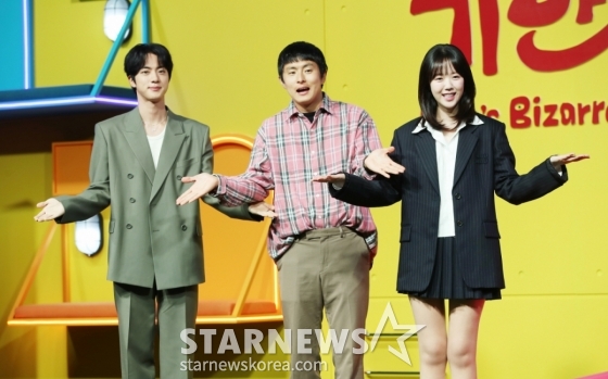그룹 방탄소년단(BTS) 진, 방송인 기안84, 배우 지예은이 15일 오전 서울 종로구 JW매리어트 동대문에서 열린 넷플릭스 시리즈 새 예능 &#039;대환장 기안장&#039; 기자간담회에서 포즈를 취하고 있다. /2025.04.15 /사진=김휘선 hwijpg@