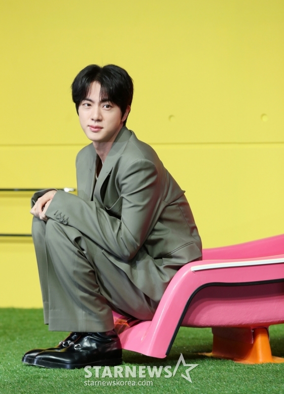 그룹 방탄소년단(BTS) 진이 15일 오전 서울 종로구 JW매리어트 동대문에서 열린 넷플릭스 시리즈 새 예능 &#039;대환장 기안장&#039; 기자간담회에 참석하고 있다. /2025.04.15 /사진=김휘선 hwijpg@