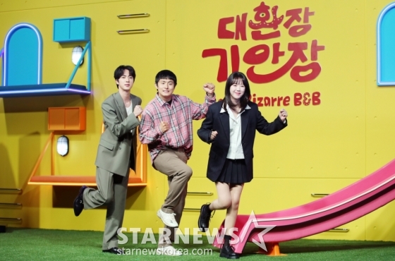 그룹 방탄소년단(BTS) 진, 방송인 기안84, 배우 지예은이 15일 오전 서울 종로구 JW매리어트 동대문에서 열린 넷플릭스 시리즈 새 예능 &#039;대환장 기안장&#039; 기자간담회에서 포즈를 취하고 있다. /2025.04.15 /사진=김휘선 hwijpg@