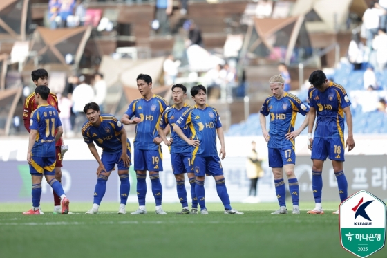 강원FC전 패배 후 아쉬워하는 울산HD 선수들. /사진=한국프로축구연맹 제공