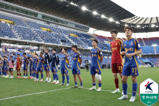 울산HD 선수들이 경기가 끝난 뒤 홈팬들의 말을 듣고 있다. /사진=한국프로축구연맹 제공