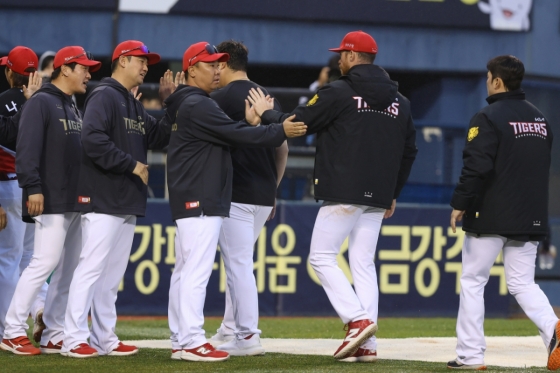 이범호(가운데) KIA 타이거즈 감독이 19일 승리 후 선수들과 하이파이브를 나누고 있다. /사진=KIA 타이거즈 제공