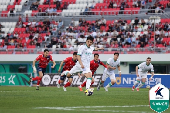 주민규(가운데)의 득점 장면. /사진=한국프로축구연맹 제공