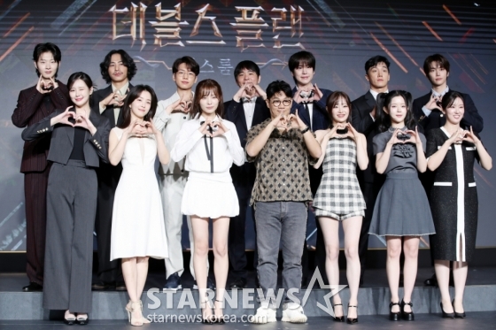 모델 최현준, 보드게임 유튜버 티노, 박상연, 이세돌 전 프로바둑기사, 가수 규현, 세븐하이, 정현규, 손은유, 김하린, 츄, 정종연 PD, 윤소희, 강지영, 이승현(뒷줄 왼쪽부터 시계방향)이 29일 오전 서울 마포구 호텔나루에서 열린 넷플릭스 &#039;데블스 플랜: 데스룸&#039; 제작발표회에 참석해 포즈를 취하고 있다.  정종연 PD가 연출하는 &#039;데블스 플랜: 데스룸&#039;은 다양한 직업군의 플레이어가 7일간 합숙하며 최고의 브레인을 가리는 두뇌 서바이벌 게임으로 오는 5월 6일 공개된다. /2025.04.29 /사진=김휘선 hwijpg@