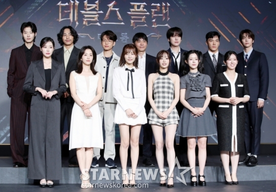 모델 최현준, 보드게임 유튜버 티노, 박상연, 이세돌 전 프로바둑기사, 가수 규현, 세븐하이, 정현규, 손은유, 김하린, 츄, 정종연 PD, 윤소희, 강지영, 이승현(뒷줄 왼쪽부터 시계방향)이 29일 오전 서울 마포구 호텔나루에서 열린 넷플릭스 &#039;데블스 플랜: 데스룸&#039; 제작발표회에 참석해 포즈를 취하고 있다.  정종연 PD가 연출하는 &#039;데블스 플랜: 데스룸&#039;은 다양한 직업군의 플레이어가 7일간 합숙하며 최고의 브레인을 가리는 두뇌 서바이벌 게임으로 오는 5월 6일 공개된다. /2025.04.29 /사진=김휘선 hwijpg@