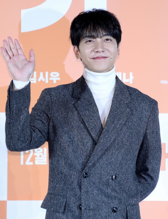 (서울=뉴스1) 권현진 기자 = 배우 이승기가 12일 서울 광진구 롯데시네마 건대입구에서 열린 영화 &#039;대가족&#039;(감독 양우석) 제작보고회에서 포즈를 취하고 있다.  &#039;대가족&#039;은 스님이 된 아들 함문석(이승기 분) 때문에 대가 끊긴 만두 맛집 평만옥 사장 함무옥(김윤석 분)에게 세상 본 적 없던 귀여운 손주들이 찾아오면서 생각지도 못한 기막힌 동거 생활을 하게 되는 가족 코미디다. 2024.11.12/뉴스1  Copyright (C) 뉴스1. All rights reserved. 무단 전재 및 재배포,  AI학습 이용 금지. /사진=(서울=뉴스1) 권현진 기자