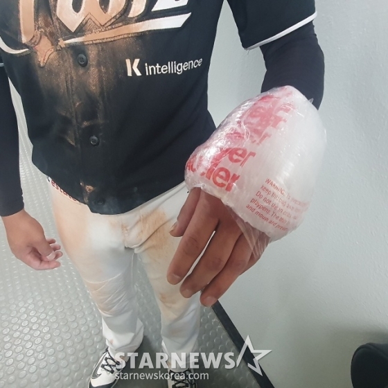 30일 잠실 두산전 승리를 이끈 KT 안치영의 왼손. /사진=김동윤 기자