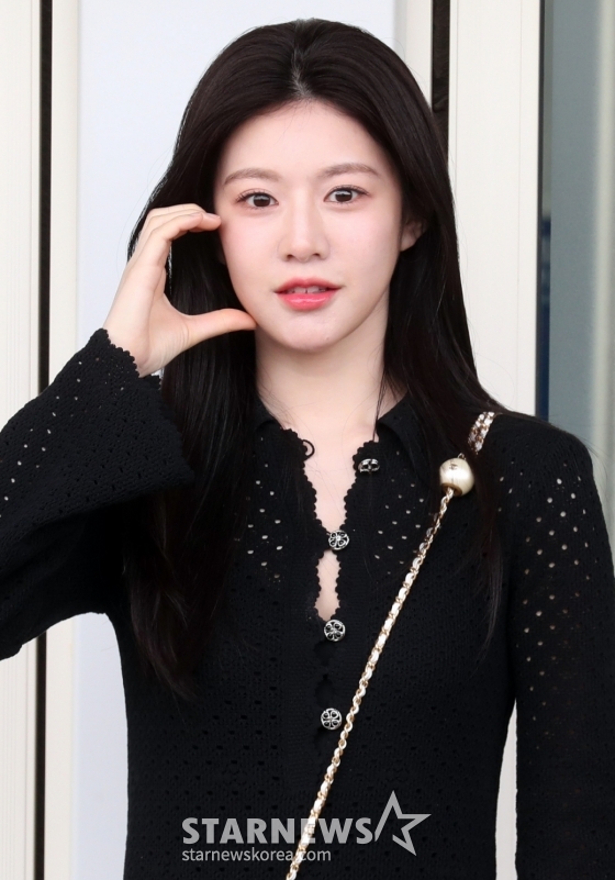 배우 고윤정이 샤넬 행사 참석 차 30일 오전 인천국제공항을 통해 출국하고 있다. 2024.04.30 /사진=임성균