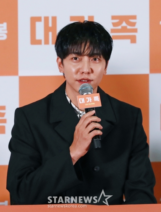 배우 이승기가 21일 오후 서울 송파구 롯데시네마 월드타워점에서 진행된 영화 &#039;대가족&#039;(감독 양우석) 언론배급시사회 및 기자간담회에 참석해 질문에 답하고 있다. /2024.11.21 /사진=이동훈 photoguy@