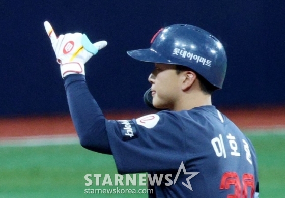 롯데 이호준이 지난달 30일 고척 키움전 4회초 2사 1, 3루에서 1타점 적시 2루타를 날리고 출루한 후 세리머니를 하고 있다. /사진=김진경 대기자 