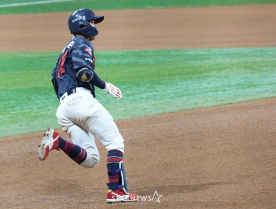 롯데 이호준이 2루로 달려가고 있다. /사진=김진경 대기자 