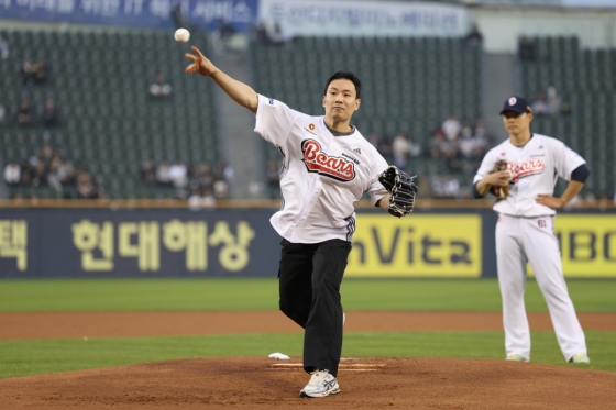챔피언결정전 MVP 이한솔(왼쪽)이 시구하고 있다.