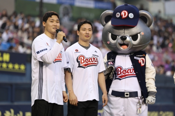 챔피언결정전 MVP 이한솔(오른쪽)과 3차전 MVP 김태웅. /사진=두산 베어스 제공