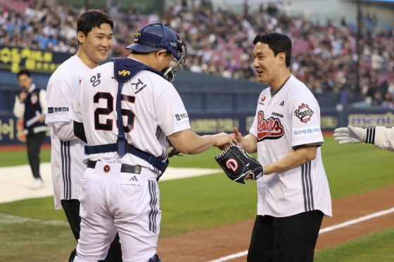 두산 양의지(왼쪽에서 두번째)와 챔피언결정전 MVP 이한솔. /사진=두산 베어스 제공