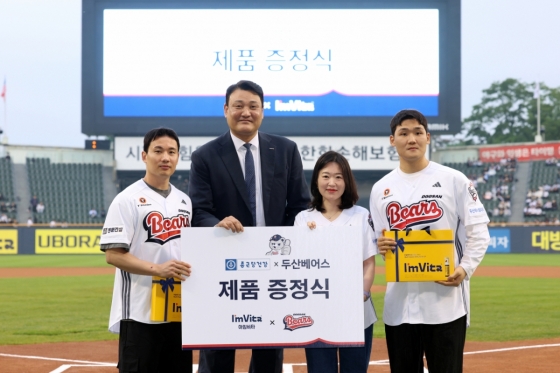 챔피언결정전 MVP 이한솔(왼쪽)과 윤경신(왼쪽에서 두 번째) 감독, 그리고 3차전 MVP 김태웅. /사진=두산 베어스 제공