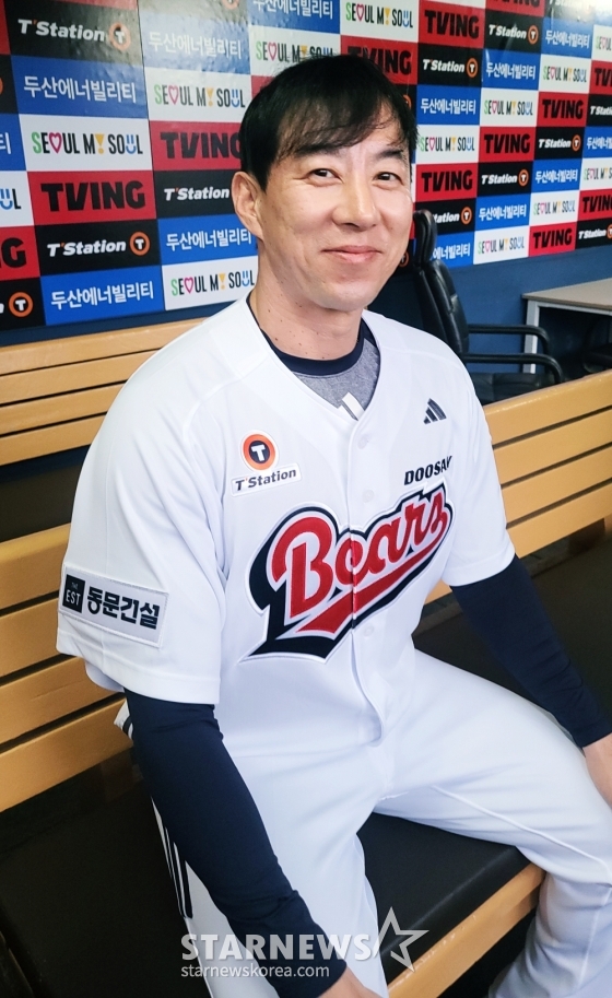 두산 고효준이 1일 잠실 KT전을 앞두고 인터뷰에 임하고 있다. /사진=김우종 기자