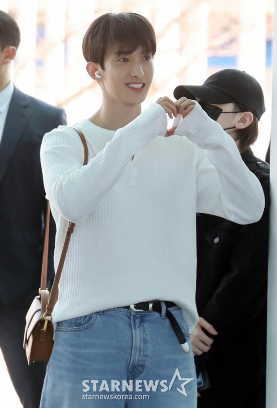 그룹 세븐틴(SEVENTEEN) 도겸, 우지가 프랑스 파리 유네스코 본부에서 열리는 &#039;유네스코 청년 친선대사&#039; 임명식을 위해 25일 오전 인천국제공항을 통해 출국하고 있다. 2024.06.25 /사진=임성균