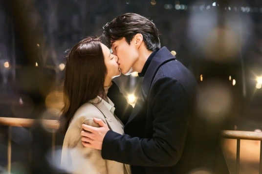 왼쪽부터 이주빈, 이동욱 /사진=tvN &#039;이혼보험&#039;