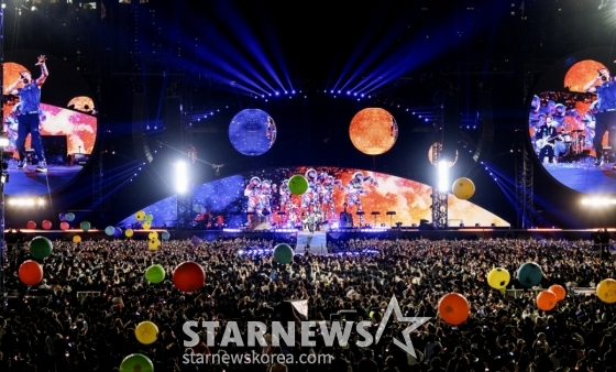 [고양=뉴시스] 세계적인 브릿팝 밴드 &#039;콜드플레이(Coldplay)&#039;가 16일 오후 경기 고양 고양종합운동장에서 두 번째 내한공연 &#039;라이브 네이션 프레젠츠 콜드플레이 : 뮤직 오브 더 스피어스 딜리버드 바이 디에이치엘(LIVE NATION PRESENTS COLDPLAY : MUSIC OF THE SPHERES DELIVERED BY DHL)&#039;을 펼치고 있다. 당일 5만명이 운집했다.   그간 고양종합운동장에서 콘서트를 연 스타들의 콘서트 수용인원은 3만명 안팎이었는데, 콜드플레이의 국내 인기를 새삼 실감케 했다. 콜드플레이는 18·19·22·24·25일에도 같은 무대에 오른다. 총 여섯 차례 공연으로 30만명을 모을 것으로 예상된다. 역대 내한공연 중 최대 규모로 최다 회차, 최다 관객 기록이다. (사진 = 라이브 네이션 코리아 제공) 2025.04.17. photo@newsis.com.  *재판매 및 DB 금지 /사진=이재훈